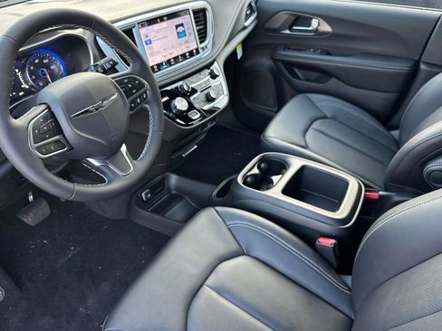 New 2026 Chrysler Pacifica Select image 7
