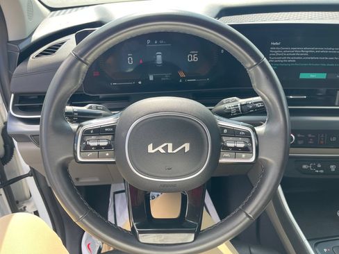 Used 2025 Kia Carnival FWD image 17