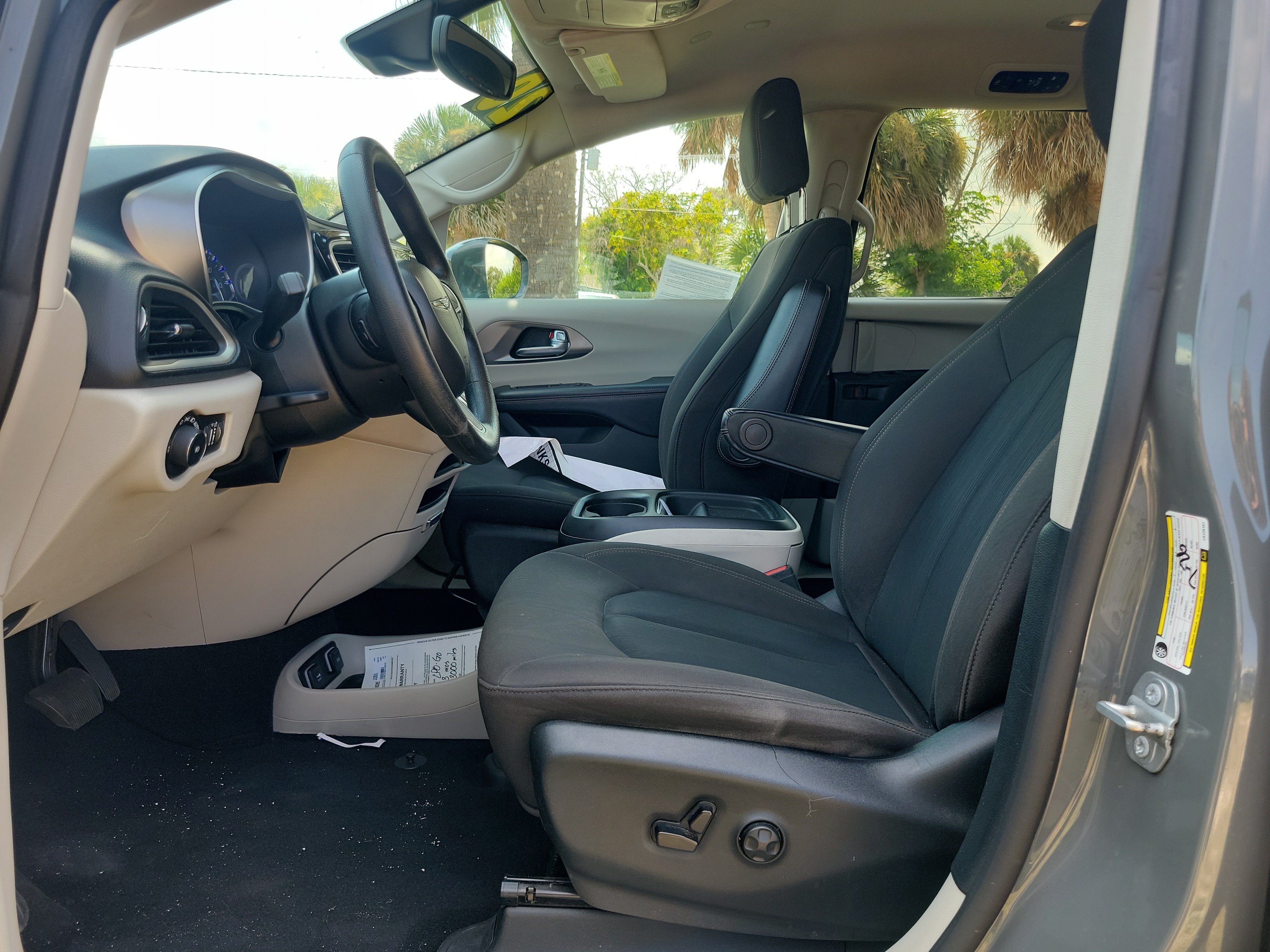 Used 2020 Chrysler Pacifica Touring w/ Advanced Safetytec Group FWD image 11