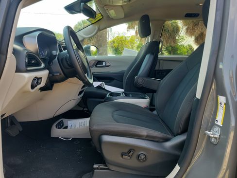 Used 2020 Chrysler Pacifica Touring w/ Advanced Safetytec Group FWD image 11