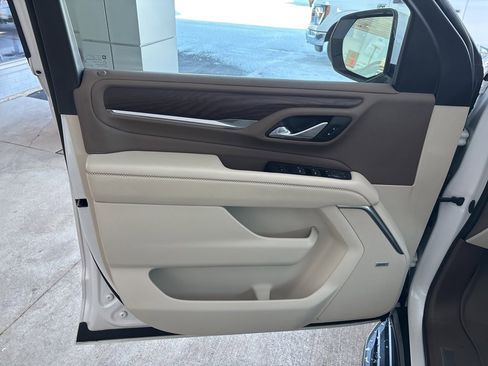 Used 2023 GMC Yukon XL Denali w/ Advanced Technology Package image 6