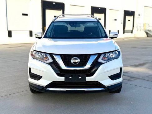 Used 2020 Nissan Rogue SV image 2