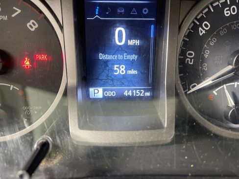 Used 2018 Toyota Tacoma SR5 RWD image 21