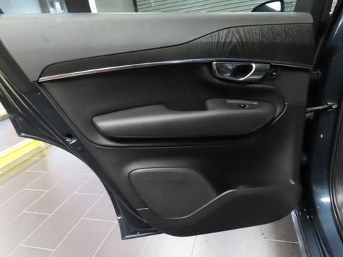 Used 2020 Volvo XC90 T5 Momentum FWD image 10
