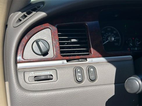 Used 2009 Lincoln Town Car Signature Limited image 15