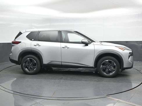 Used 2024 Nissan Rogue SV FWD image 4