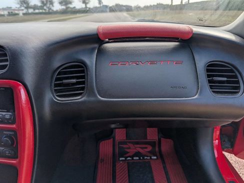 Used 2000 Chevrolet Corvette Base 2dr Coupe w/ Roof Pkg image 18