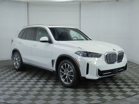 New 2026 BMW X5 xDrive40i w/ Premium Package image 3