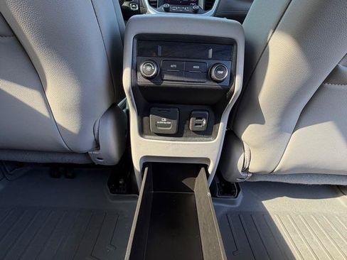 Used 2019 GMC Acadia SLT FWD image 19