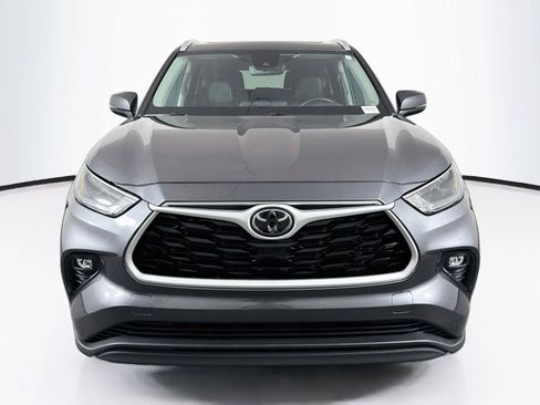 Used 2023 Toyota Highlander XLE FWD image 12