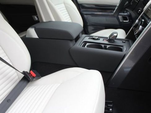 New 2025 Land Rover Discovery S image 3