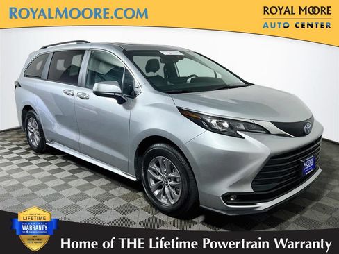 Certified 2025 Toyota Sienna XLE FWD image 1