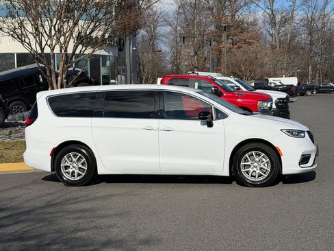 Certified 2025 Chrysler Pacifica Select image 5