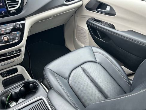 Used 2024 Chrysler Pacifica Touring-L image 15
