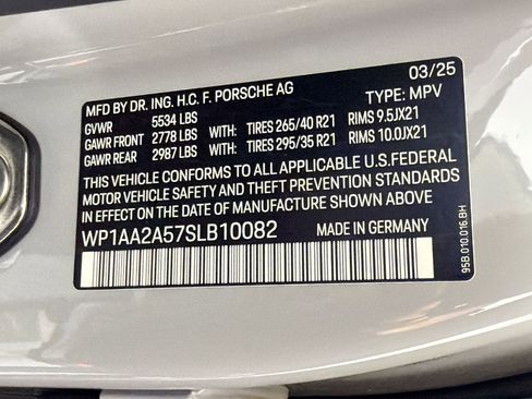 Certified 2025 Porsche Macan AWD/4WD image 22