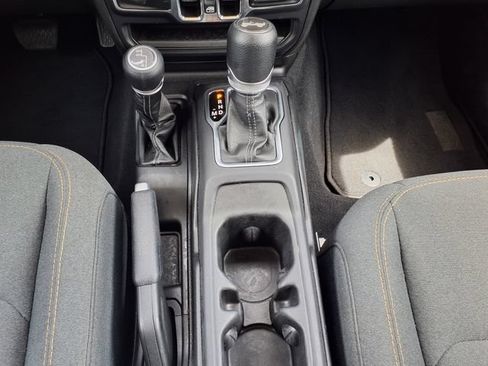 Used 2025 Jeep Wrangler Unlimited Sahara AWD/4WD image 28