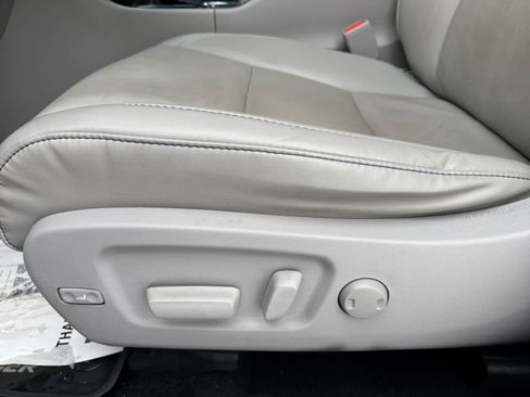 Used 2019 Toyota Highlander XLE image 18