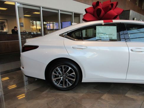 New 2025 Lexus ES 350 image 10
