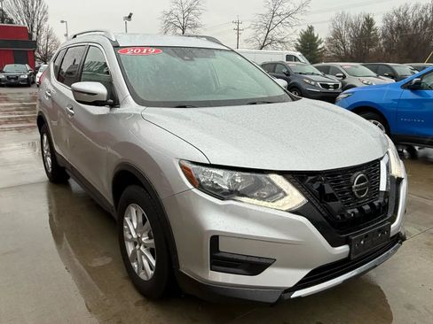 Used 2019 Nissan Rogue SV image 2