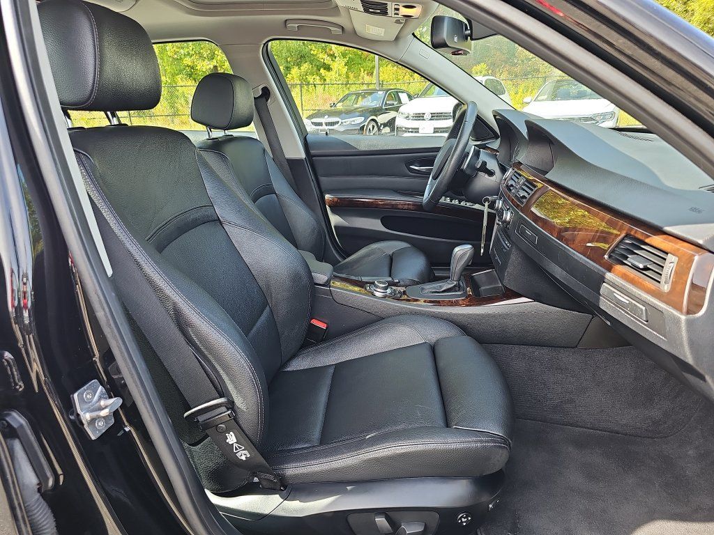 Used 2011 BMW 335i xDrive Sedan AWD/4WD image 11