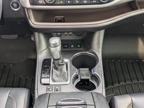 Used 2019 Toyota Highlander XLE AWD/4WD image 19