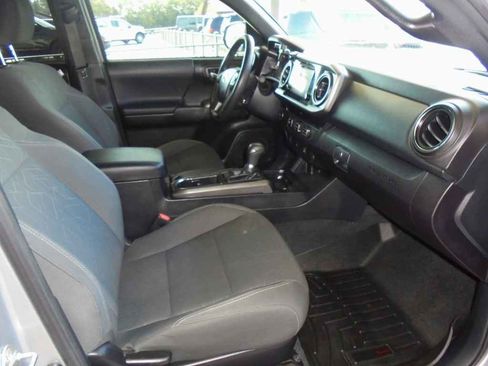 Used 2017 Toyota Tacoma TRD Sport image 8