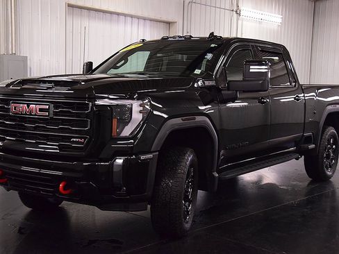 Used 2024 GMC Sierra 2500 AT4 w/ AT4 Preferred Package image 3