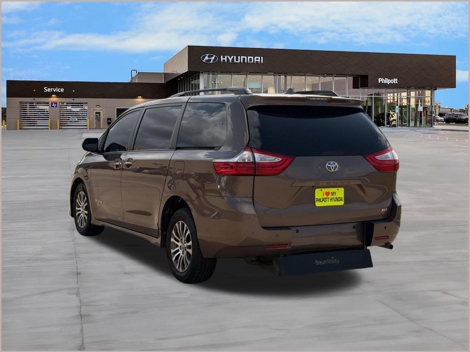 Used 2019 Toyota Sienna XLE Premium FWD image 3