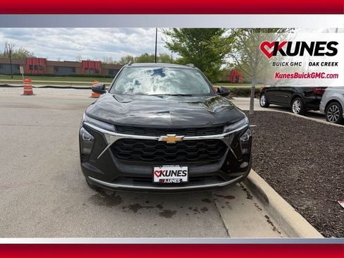 Used 2025 Chevrolet Trax LT w/ LT Convenience Package FWD image 3