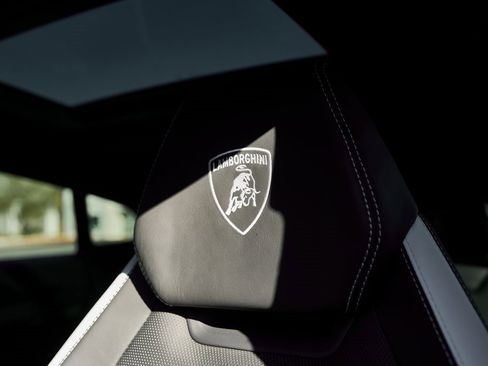 Used 2025 Lamborghini Urus SE image 44