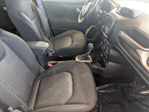 Used 2017 Jeep Renegade Latitude w/ Popular Equipment Group image 19