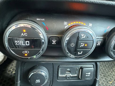 Used 2016 Jeep Renegade Latitude AWD/4WD image 18