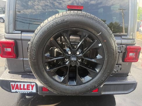Used 2025 Jeep Wrangler Unlimited Sahara AWD/4WD image 46