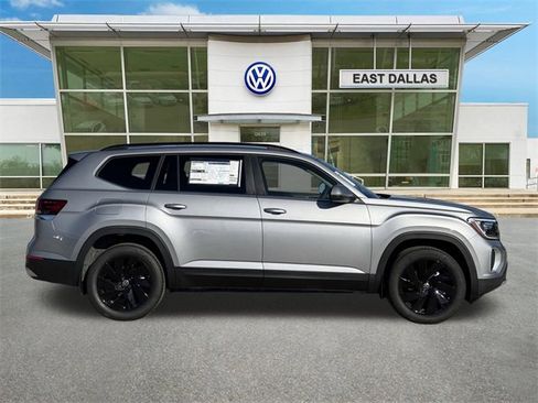 New 2026 Volkswagen Atlas SE image 2
