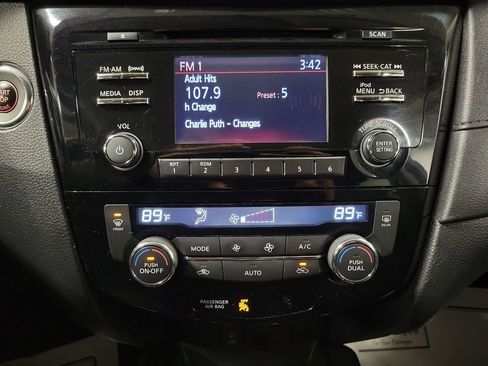 Used 2017 Nissan Rogue SV image 19