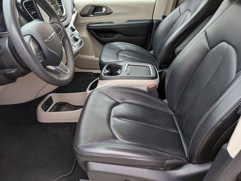 Certified 2023 Chrysler Pacifica Touring-L image 12