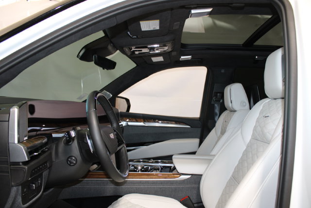 Used 2025 Cadillac Escalade Sport Platinum w/ LPO, ONYX Package AWD/4WD image 9
