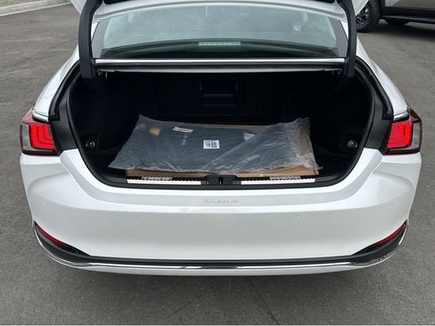 Certified 2025 Lexus ES 300h w/ Premium Package image 19