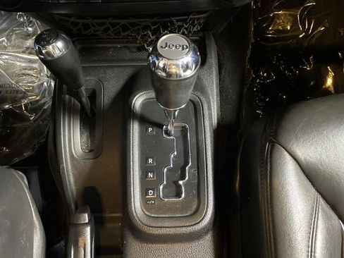 Used 2016 Jeep Wrangler Unlimited Rubicon w/ Connectivity Group image 19