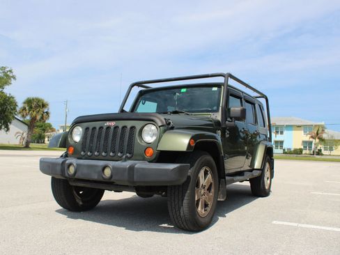 Used 2008 Jeep Wrangler Unlimited Sahara w/ Trailer Tow Group AWD/4WD image 2