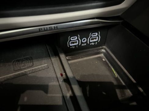 Used 2022 Chrysler Pacifica Limited FWD image 36