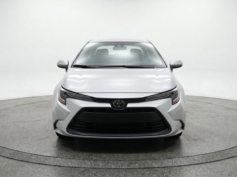 Used 2025 Toyota Corolla LE FWD image 2