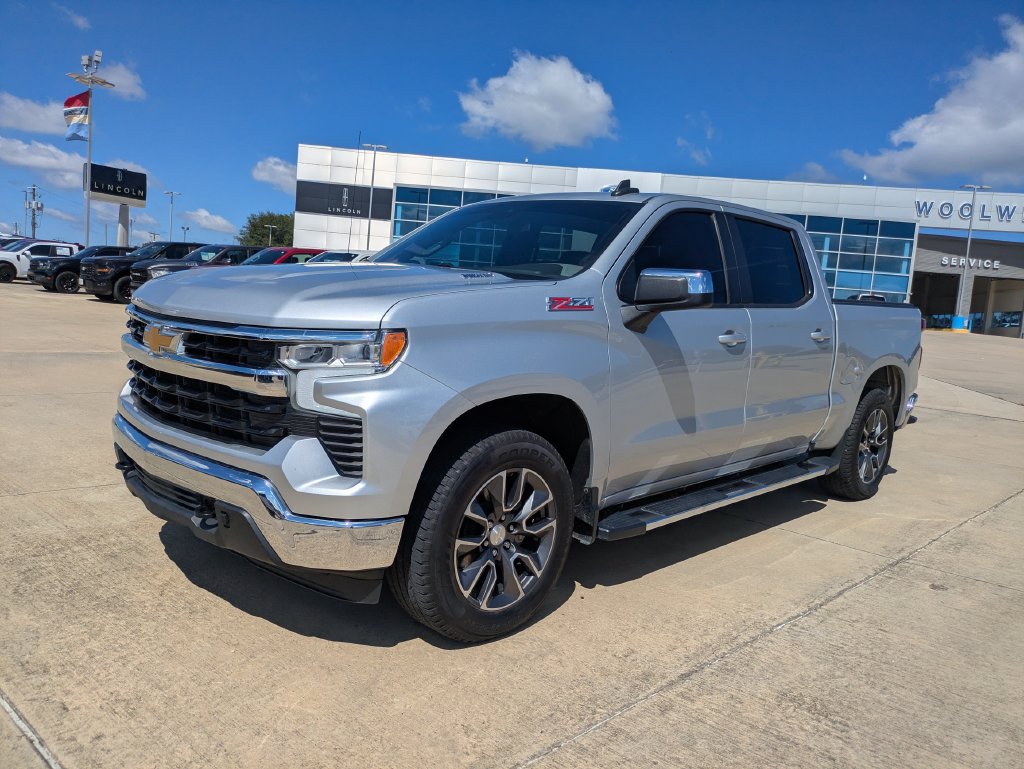 Used 2022 Chevrolet Silverado 1500 LT w/ Z71 Off-Road Package AWD/4WD image 1