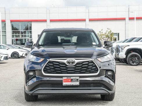 Used 2020 Toyota Highlander LE FWD image 2