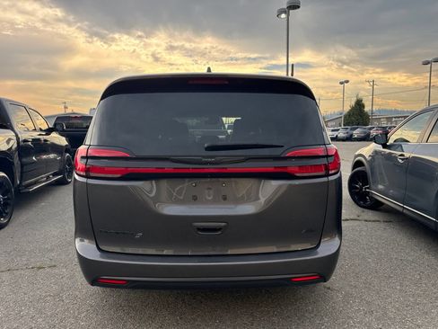 Used 2022 Chrysler Pacifica Touring-L w/ S Appearance Package AWD/4WD image 7