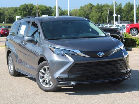Used 2025 Toyota Sienna LE image 25