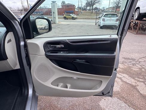 Used 2019 Dodge Grand Caravan SXT image 22