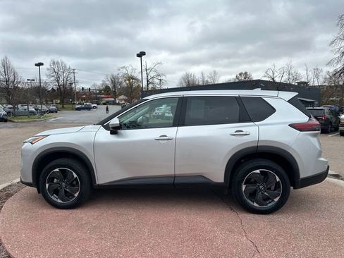 Used 2025 Nissan Rogue SV image 2