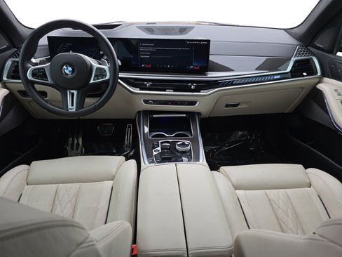 Used 2025 BMW X7 M60i image 9