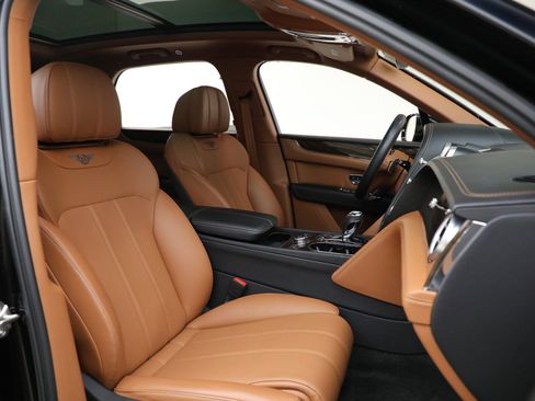 Certified 2018 Bentley Bentayga Onyx Edition image 26